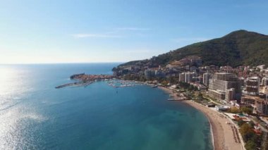 Budva 'nın deniz kıyısında, dağların eteklerinde modern oteller var. Karadağ. Yüksek kalite 4k görüntü