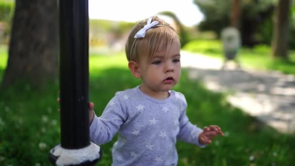 Little Girl Stands Green Grass Balancing Her Arms Holding Pole — Stok video