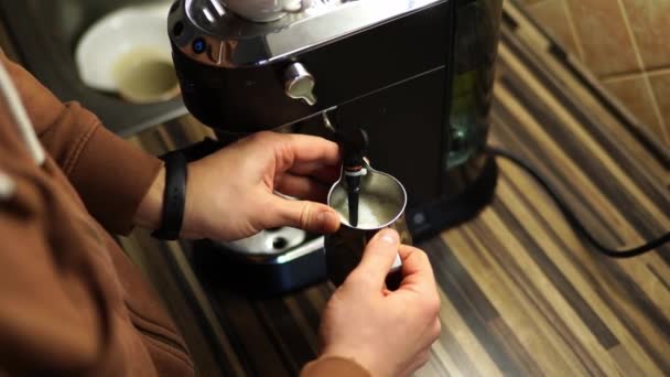 Άνθρωπος Ανάβει Μηχανή Του Καφέ Και Αρχίζει Αφρίζει Γάλα Έναν — Αρχείο Βίντεο