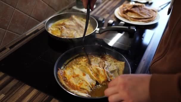 Man Removes Suzette Crepes Spatula Frying Pan Plate High Quality — Stockvideo