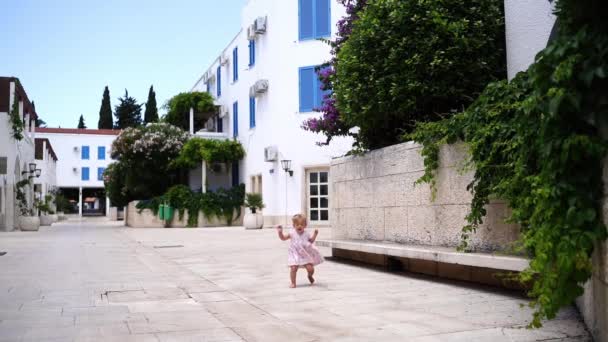 Little Girl Dress Runs Barefoot Tiles Courtyard House Balancing Her — Wideo stockowe