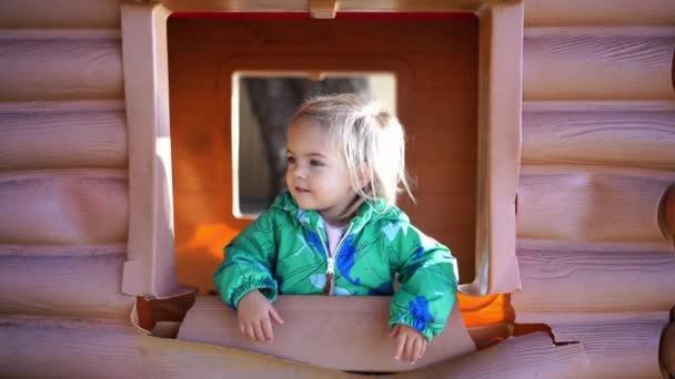 Kislány Kinézett Egy Játékház Ablakán Játszótéren Kiváló Minőségű Felvételek — Stock videók