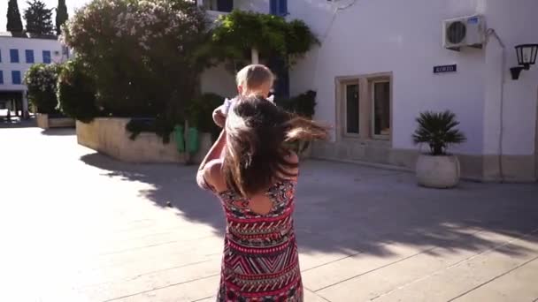 ママは庭で女の子の腕を旋回している スローモーション 高品質のフルHd映像 — ストック動画