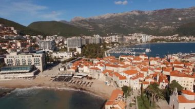 Taştan evlerin kırmızı kiremitli çatıları ve yüksek çan kulesi olan eski Budva. Karadağ. Yüksek kalite 4k görüntü