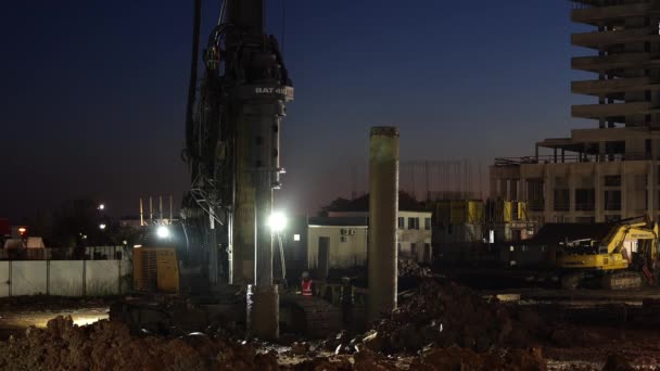 Drilling Machine Drives Pile Ground Night Artificial Lighting Construction Site — Vídeos de Stock