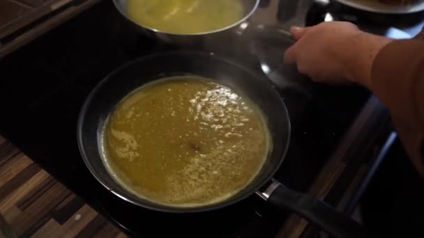 クックはフライパンにキャラメルでバターを沸騰攪拌 高品質4K映像 — ストック動画