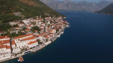 Aziz Niklas Kilisesi 'nin insansız hava aracı görüntüsü. Dağların arkasındaki kırmızı çatılar arasında. Yüksek kalite 4k görüntü