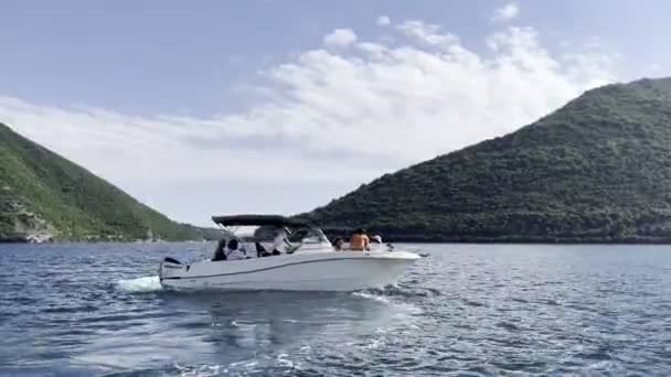 Маленькая Моторная Лодка Разворачивается Плывет Через Море Горам Высококачественные Кадры — стоковое видео