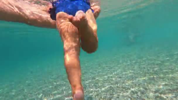 Little Girl Swims Sea Dangling Her Legs Water Supported Her — Vídeo de Stock