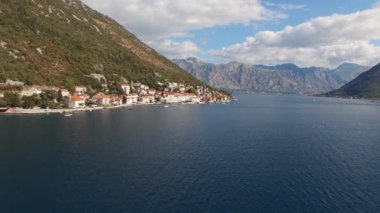 Tekneler eski kasabanın rıhtımına demirlediler. Perast, Karadağ. Yüksek kalite 4k görüntü