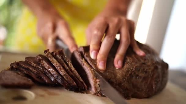 厨师用一把大刀在切菜板上切块烤牛肉 高质量的4K镜头 — 图库视频影像