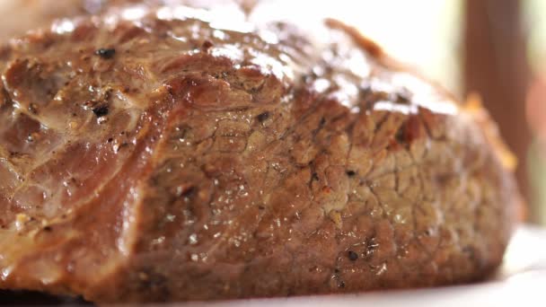 양념이 기름기많은 쇠고기 접시의 증기를 발산한다 고품질 — 비디오