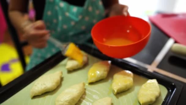 Chef Borstelt Broodjes Het Dienblad Met Geklopte Eieren Hoge Kwaliteit — Stockvideo