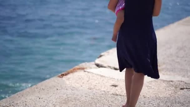 Mamá Con Una Niña Sus Brazos Camina Descalza Por Muelle — Vídeos de Stock