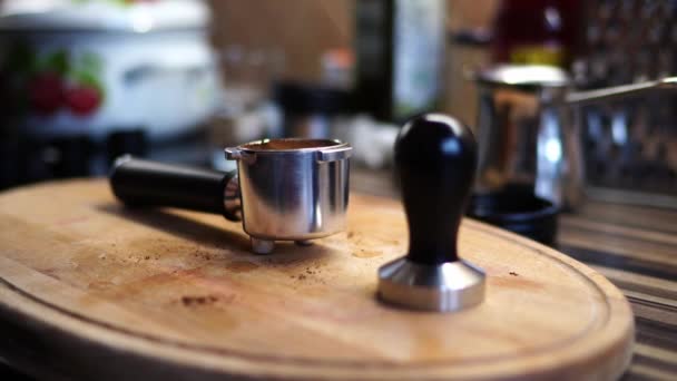 バリスタはコーヒーを鍋に注ぎ テーブルの上にタンパーでそれを押す 高品質4K映像 — ストック動画