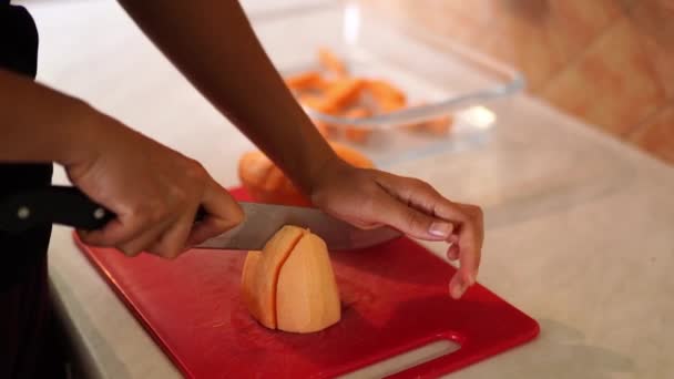 Vrouw Snijdt Een Zoete Aardappel Een Snijplank Hoge Kwaliteit Beeldmateriaal — Stockvideo