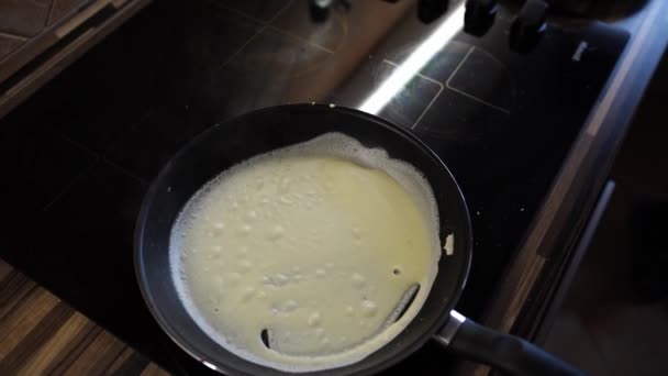 Kook Pannenkoek Voorzichtig Uit Pan Met Een Spatel Hoge Kwaliteit — Stockvideo