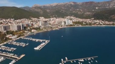 Yeni Budva kıyısında yatları olan bir rıhtım. Karadağ. Yüksek kalite 4k görüntü
