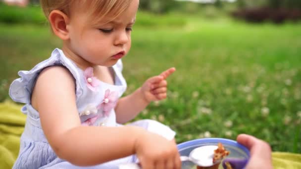 Mała Dziewczynka Bierze Jedzenie Miski Upuszcza Sukienkę Wysokiej Jakości Materiał — Wideo stockowe