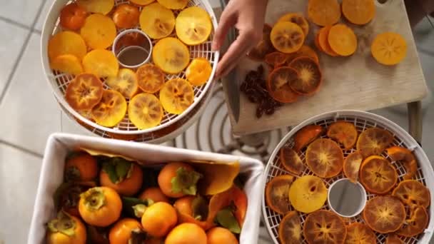 Kook Verzamelt Een Fruitdroger Stukjes Persimmon Die Erop Liggen Drogen — Stockvideo