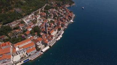 Perast sahilinde eski evler ve çan kulesi var. Karadağ. Drone. Yüksek kalite 4k görüntü