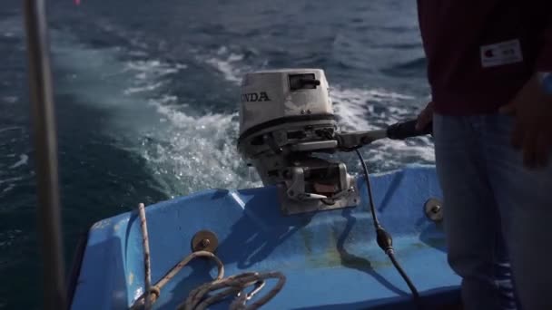 船夫正在驾驶汽艇航行 紧紧抓住发动机控制装置 被收割了优质Fullhd影片 — 图库视频影像