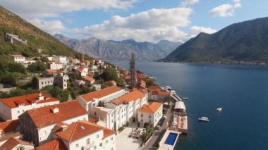 Deniz kıyısında kırmızı kiremitli çatıları olan eski taş binalar. Perast. Yüksek kalite 4k görüntü
