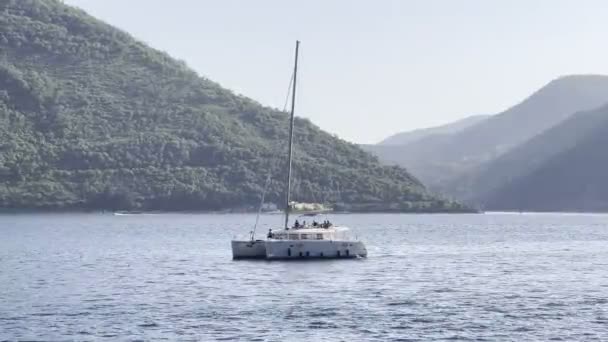 Catamarano Vela Galleggia Sul Mare Blu Lungo Verdi Montagne Filmati — Video Stock