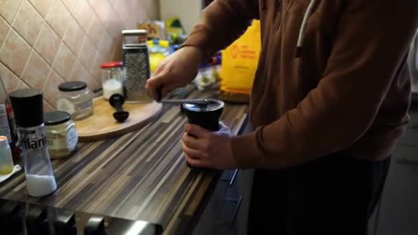 Camarero Muele Rápidamente Granos Café Molinillo Manual Sobre Mesa Imágenes — Vídeos de Stock