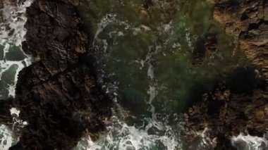 Deniz sörfü kayalara çarpıyor. İHA görüntüsü. Yüksek kalite 4k görüntü