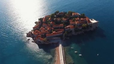 Sveti Stefan adası. Karadağ. Drone. Yüksek kalite 4k görüntü