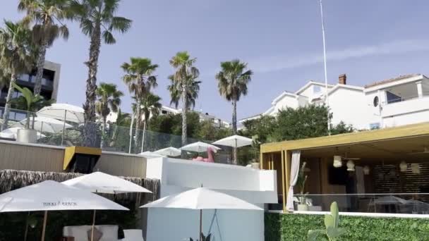 Double Sun Loungers Stand Sun Umbrellas Pool High Quality Footage — стоковое видео