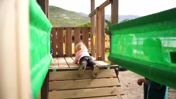 Little Girl Trying Her Stomach Suspension Bridge Playground High Quality — Stockvideo