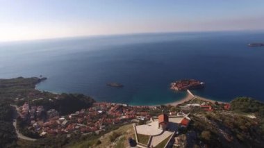 St. Sava Kilisesi 'nin Sveti Stefan adası manzaralı hali. Karadağ. Yüksek kalite 4k görüntü