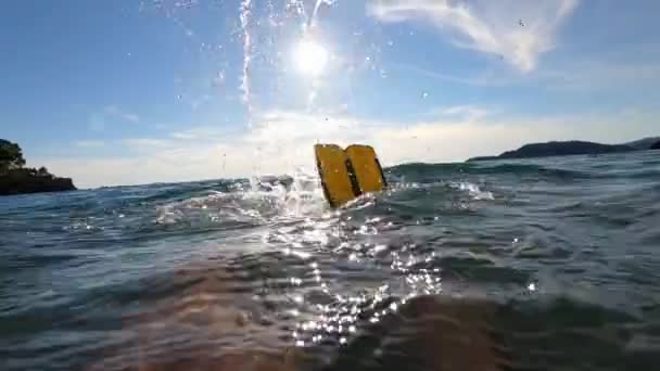 Дитячі Плавники Дивляться Під Води Море Високоякісні Кадри — стокове відео