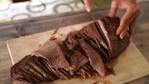 Cook Cuts Roast Beef Thin Slices High Quality Footage — Vídeo de Stock