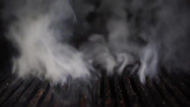 Metal ızgaradan yoğun duman geliyor. Yüksek kalite 4k görüntü