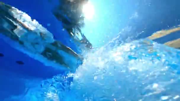 若い男が手を上げてプールに飛び込み 浮かぶ 高品質のフルHd映像 — ストック動画
