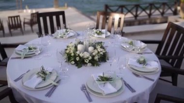 İskelede çiçekli ve sandalyeli bir şenlik masası. Yüksek kaliteli FullHD görüntüler
