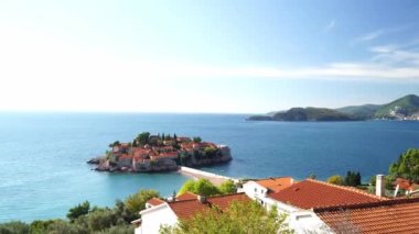 Sveti Stefan adasındaki evlerin kırmızı kiremitli çatılarına bakın. Karadağ. Yüksek kalite 4k görüntü