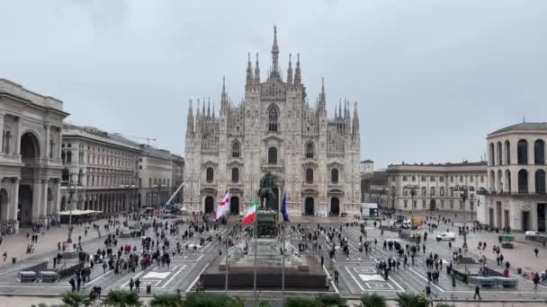 Los Turistas Caminan Alrededor Plaza Frente Catedral Del Duomo Milán — Vídeo de stock