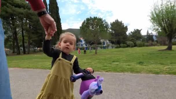 Papà Porta Una Bambina Uno Scooter Lungo Percorso Nel Parco — Video Stock