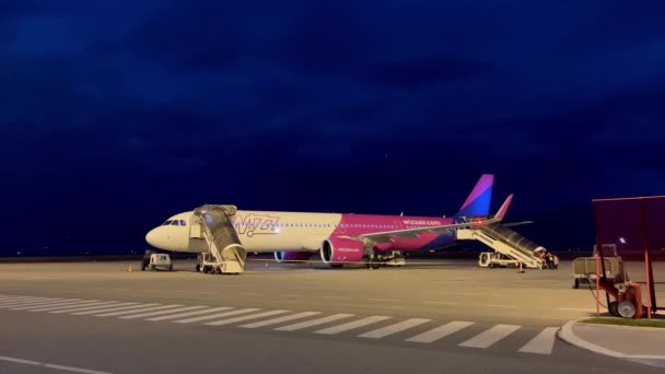在夜空的背景下 有梯子的飞机站在跑道上 高质量的4K镜头 — 图库视频影像