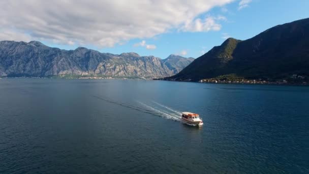 Tekne Körfez Boyunca Yeşil Dağların Arka Planına Karşı Yüzüyor Drone — Stok video