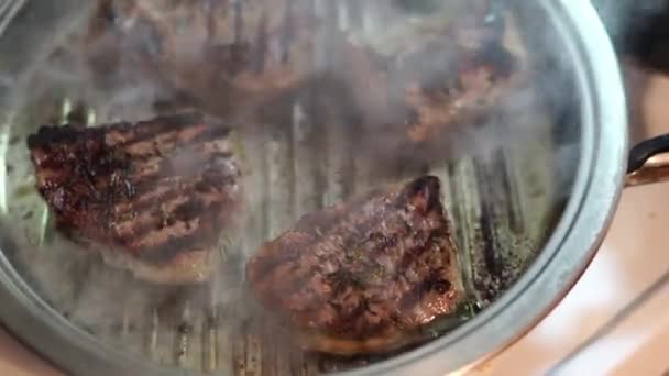 Vonící Smažené Steaky Vypouštějí Kouř Grilovací Pánvi Vysoce Kvalitní Záběry — Stock video