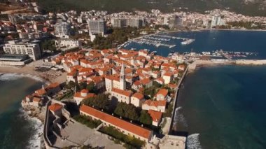 Budva 'nın eski ve yeni bir parçası, dağların eteklerinde. Karadağ. Yüksek kalite 4k görüntü