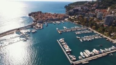 Budva açıklarında demirli yatları olan bir Marina. Drone. Yüksek kalite 4k görüntü