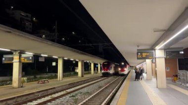 Tren akşamleyin istasyona varır. Yüksek kalite 4k görüntü