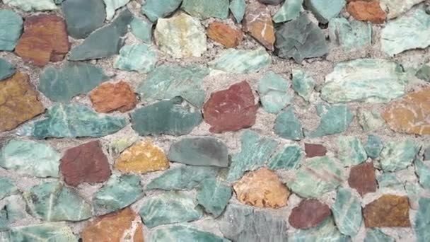 Wand Aus Mehrfarbigen Steinen Verschiedenen Formen Nahaufnahme Hochwertiges Filmmaterial — Stockvideo