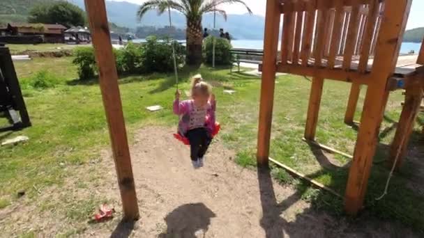 Papa Approche Une Petite Fille Balançant Sur Une Balançoire Commence — Video